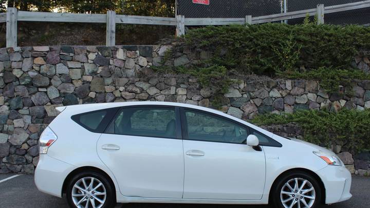 Toyota Prius v